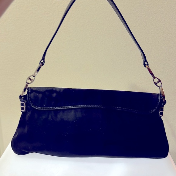 Tod’s black shoulder bag. - Picture 4 of 13